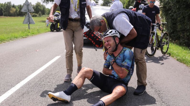 La quête de Mark Cavendish s’est fracassée samedi lors d'une chute qui a forcé le Britannique à l'abandon lors de la 8e étape. (Photo by THOMAS SAMSON/AFP via Getty Images)