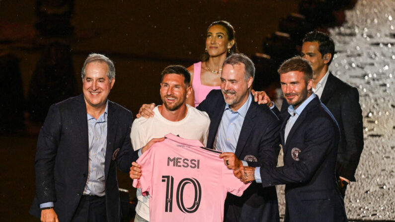 Lionel Messi (2e à gauche) est présenté par les propriétaires de l'Inter Miami CF, David Beckham, Jose R. Mas et Jorge Mas, le 16 juillet 2023. (Photo by GIORGIO VIERA/AFP via Getty Images)