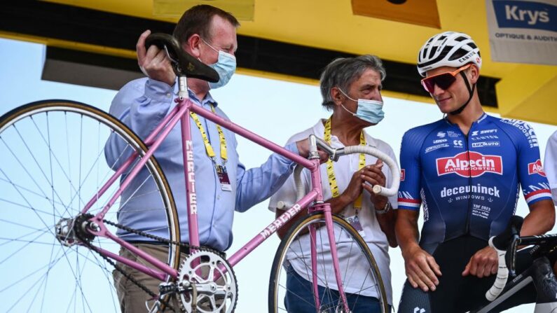 Mathieu van der Poel, sur le podium de départ de la 9e étape du Tour de France. (Photo by MARCO BERTORELLO/AFP via Getty Images)
