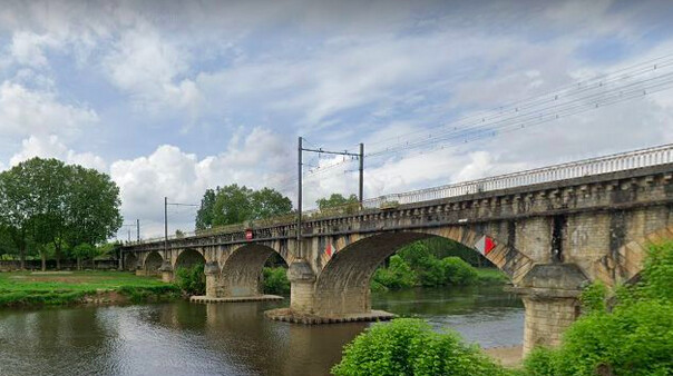 La petite fille est tombée dans le fleuve au niveau du pont du chemin de fer, le 29 juin 2023. (Capture d'écran/Google Maps)
