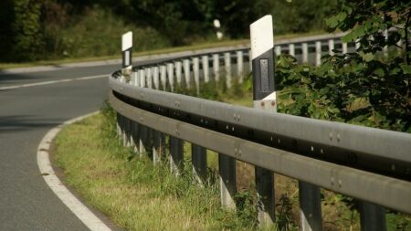 Un motard chute d’une quinzaine de mètres dans un ravin en Ardèche