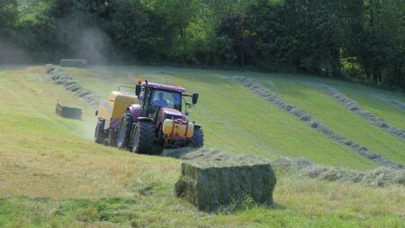 Drôme: un agriculteur de 49 ans meurt coincé sous son tracteur à Mercurol-Veaunes