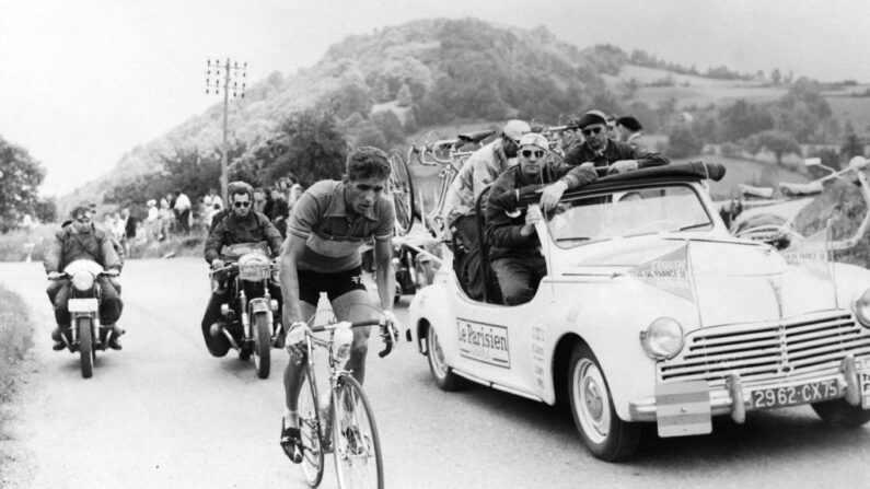 Federico Bahamontes gravit une côte lors de la 13ème étape du Tour de France, entre Dax et Pau, le 09 juillet 1958. (Photo : AFP via Getty Images)