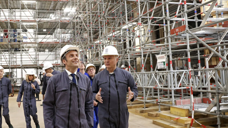 Jean-Louis Georgelin et le président Emmanuel Macron sur le chantier de reconstruction de la cathédrale Notre-Dame de Paris, le 15 avril 2022, lors d'une visite marquant le troisième anniversaire de l'incendie qui a partiellement détruit la cathédrale. (Photo IAN LANGSDON/POOL/AFP via Getty Images)