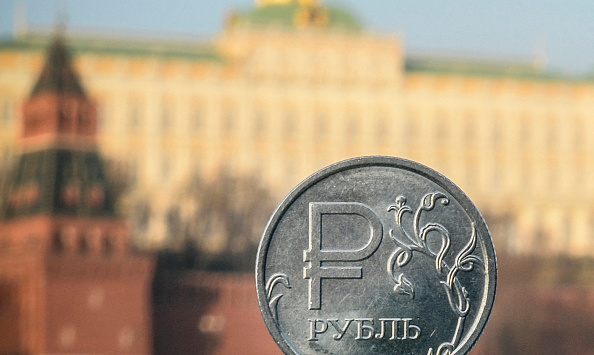 S'il est théoriquement autorisé à fluctuer, le rouble "est étroitement contrôlé" par les autorités russes. (Photo ALEXANDER NEMENOV/AFP via Getty Images)