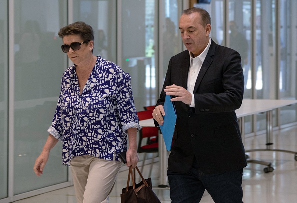 L'animateur Jean-Marc Morandini (à dr.) avec son avocate Florence Rault (à g.) au palais de justice de Paris pour son procès pour "harcèlement sexuel" et "travail dissimulé", le 13 juin 2023. (Photo AFP via Getty Images)