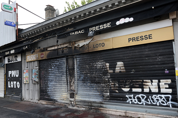 Une photo prise le 1er juillet 2023 montre le volet roulant brûlé d'un bar et bureau de tabac,  après une quatrième nuit consécutive d'émeutes. (Photo ROMAIN PERROCHEAU/AFP via Getty Images)