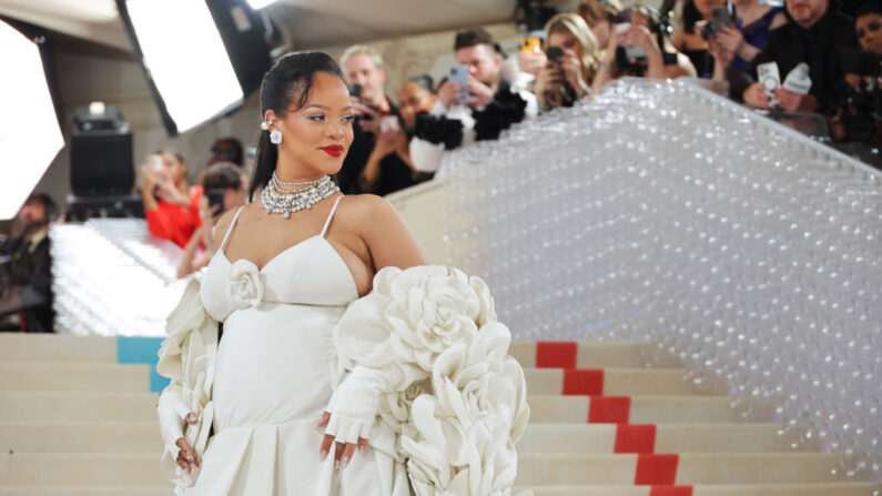 Rihanna au Met Gala Celebrating « Karl Lagerfeld : A Line Of Beauty » au Metropolitan Museum of Art, le 01 mai 2023 à New York. (Photo Mike Coppola/Getty Images)