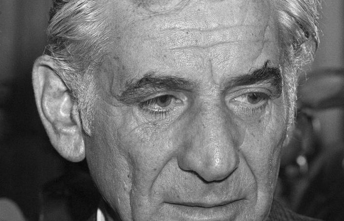 Le chef d'orchestre et compositeur américain Leonard Bernstein, le 17 février 1978 à Paris. (Photo DANIEL JANIN/AFP via Getty Images)