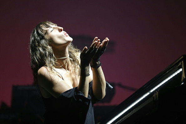 La chanteuse française Juliette Armanet se produit lors d'un concert au festival Aio à Ajaccio, le 31 juillet 2023  (PASCAL POCHARD-CASABIANCA/AFP via Getty Images)