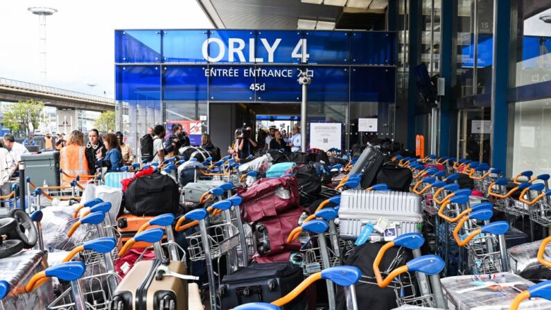 Lors de la deuxième période de pointe des voyages d'été un « problème sans précédent » concernant le traitement des bagages a provoqué « confusion » et « retards importants » à l'aéroport de Paris-Orly. (Photo STEFANO RELLANDINI/AFP via Getty Images)