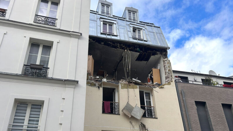 Le bâtiment endommagé par une explosion dans un appartement de la rue du Nord, dans le 18e arrondissement de Paris, le 5 août 2023. (Photo BERTILLE LAGORCE/AFP via Getty Images)