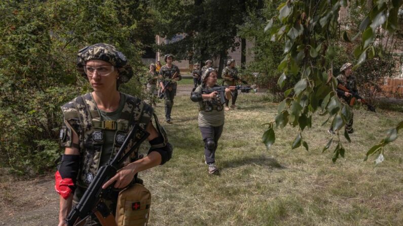 Des participants à une formation militaire de résistance nationale pour les civils, à Kiev, le 11 août 2023. (Photo ROMAN PILIPEY/AFP via Getty Images)