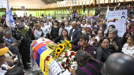 Équateur: dernier hommage au candidat à la présidentielle, Fernando Villavicencio assassiné mercredi