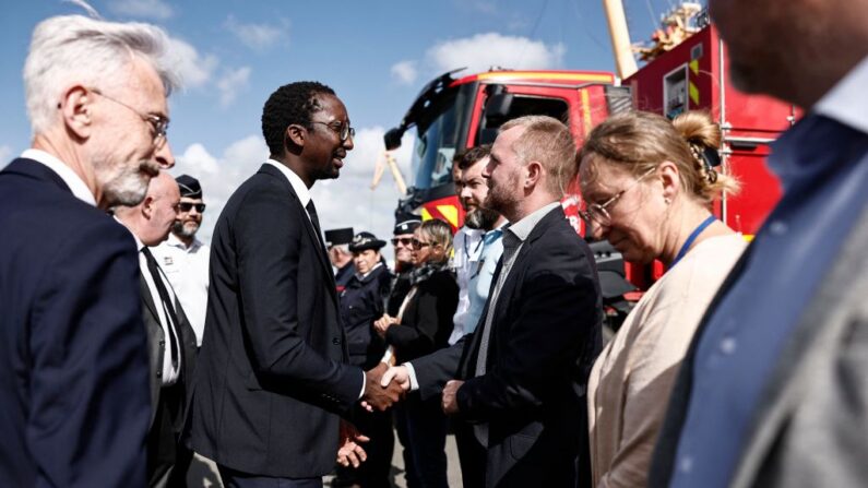Le secrétaire d'État français à la Mer Hervé Berville (2ème à g.) au port de Calais le 12 août 2023, après la mort de six personnes dans le naufrage d'un bateau transportant des migrants en direction de la Grande-Bretagne dans la Manche. (Photo SAMEER AL-DOUMY/AFP via Getty Images)