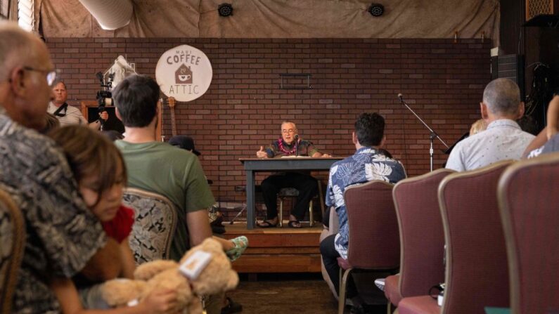 Le 13 août 2023, le pasteur Brown de l'église baptiste Grace de Lahaina prend la parole lors d'un service religieux dominical au Maui Coffee Attic dans le centre de Maui, à Hawaï. (Photo YUKI IWAMURA/AFP via Getty Images)