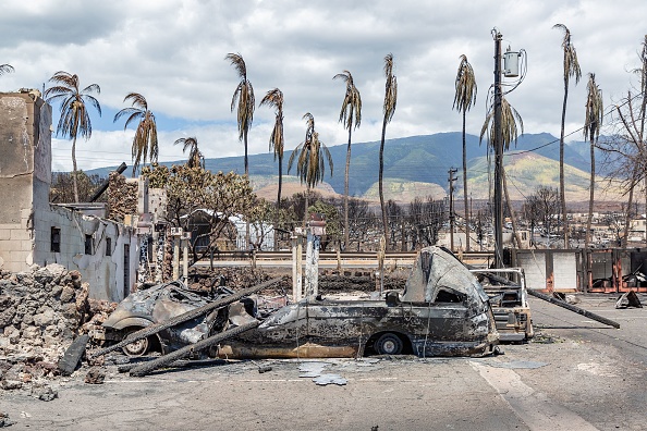 Des voitures et bâtiments détruits, à la suite d'un incendie de forêt à Lahaina, à l'ouest de Maui, à Hawaï, le 11 août 2023. (Photo MOSES SLOVATIZKI/AFP via Getty Images)