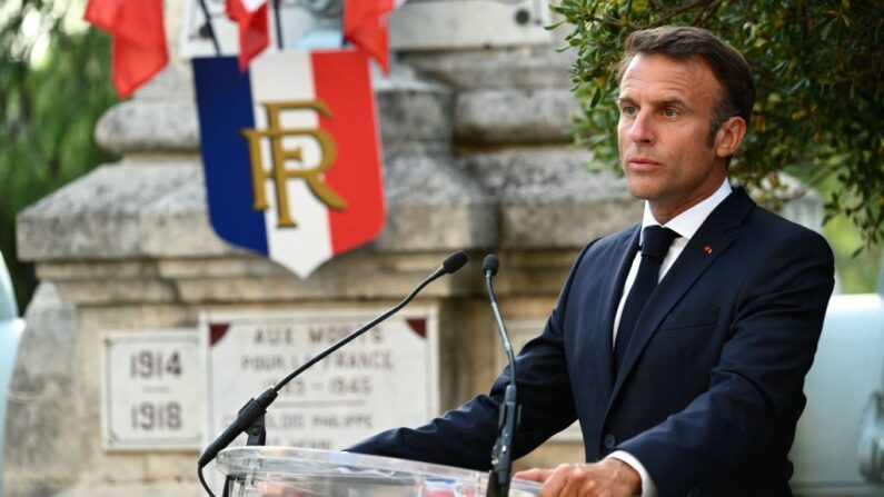 Emmanuel Macron prononce un discours lors d'une cérémonie de commémoration du 79ème anniversaire de la libération du village de Bormes-les-Mimosas, le 17 août 2023. (Photo CHRISTOPHE SIMON/POOL/AFP via Getty Images)