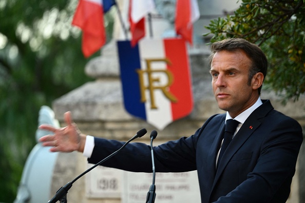 Le président Emmanuel Macron lors d'une cérémonie de commémoration du 79ème anniversaire de la libération du village de Bormes-les-Mimosas, le 17 août 2023. (Photo CHRISTOPHE SIMON/POOL/AFP via Getty Images)