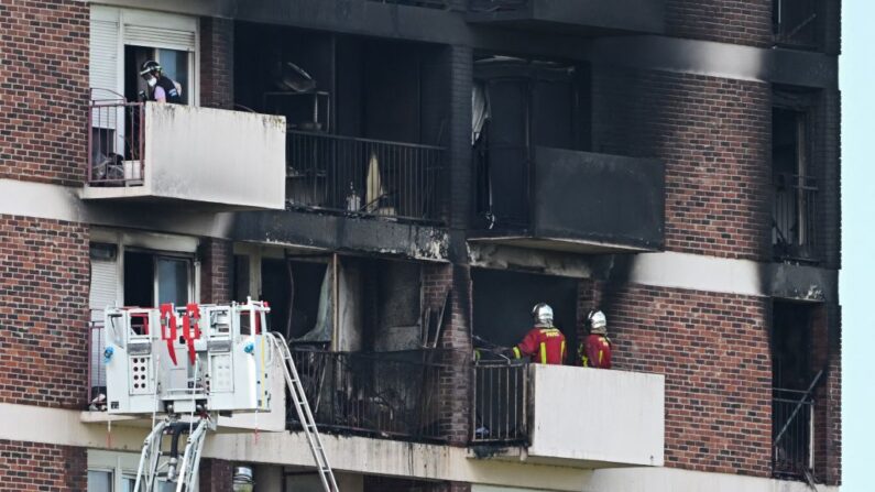 Un incendie s'est déclaré au 9e étage d'un immeuble d'habitation, à L'Île-Saint-Denis dans la banlieue nord de Paris, le 19 août 2023. (Photo  STEFANO RELLANDINI/AFP via Getty Images)