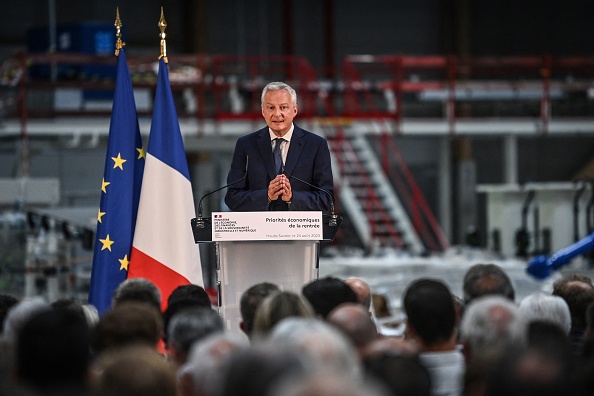 Bruno Le Maire lors de son discours dans la nouvelle usine de l'entreprise Fournier à Alex, le 24 août 2023. (Photo OLIVIER CHASSIGNOLE/AFP via Getty Images)