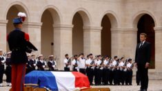 Notre-Dame: Emmanuel Macron salue la mémoire du général Georgelin aux Invalides