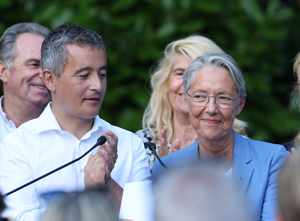 Le ministre de l'Intérieur, Gérald Darmanin (à g.) et la Première ministre Élisabeth Borne au Jardin botanique de Tourcoing, le 27 août 2023. (Photo FRANÇOIS LO PRESTI/AFP via Getty Images)