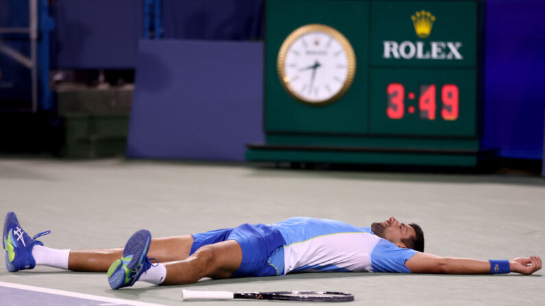 Novak Djokovic de Serbie célèbre la balle de match contre Carlos Alcaraz d'Espagne. (Photo Matthew Stockman/Getty Images)