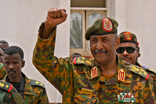 Le chef de l'armée soudanaise Abdel Fattah al-Burhan visite la base marine de Flamingo à Port-Soudan, le 28 août 2023. (Photo AFP via Getty Images)