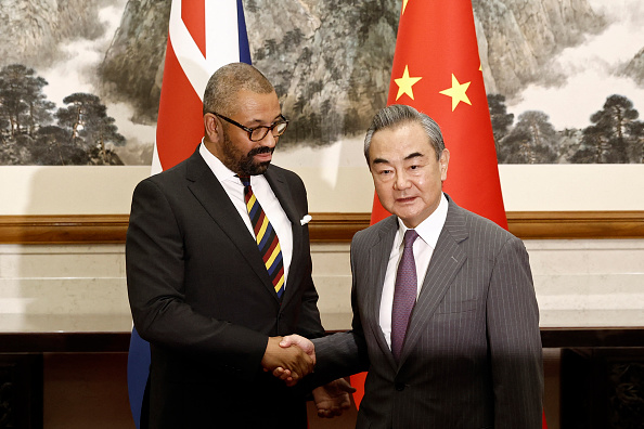 Le ministre britannique des Affaires étrangères James Cleverly (à g.) et le ministre chinois des Affaires étrangères Wang Yi à Pékin, le 30 août 2023. (Photo FLORENCE LO/POOL/AFP via Getty Images)