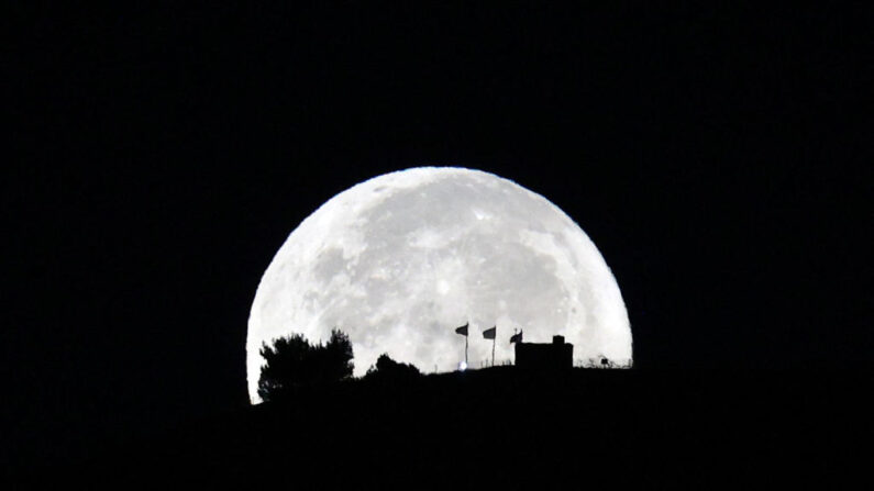 Une super lune bleue photographiée au-dessus de Naplouse, en Cisjordanie, le 31 août 2023. (Photo ZAIN JAAFAR/AFP via Getty Images)