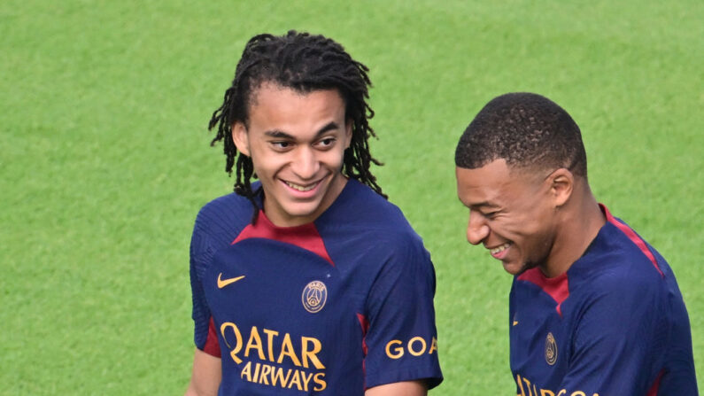 Ethan Mbappe (à.g) et Kylian Mbappe (à.d) à la séance d'entraînement de l'équipe de football de L1 du Paris Saint-Germain (PSG), le 18 août 2023. (Photo : MIGUEL MEDINA/AFP via Getty Images)