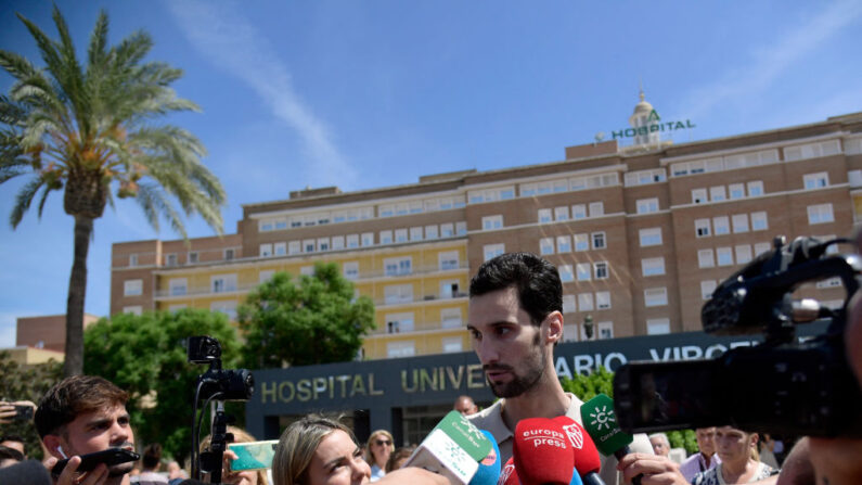 Le gardien de but espagnol du PSG, Sergio Rico, s'entretient avec les médias après avoir quitté l'hôpital de Séville, le 18 août 2023. (Photo : CRISTINA QUICLER/AFP via Getty Images)