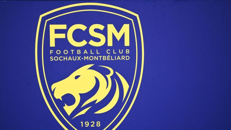Le logo du club de Sochaux-Montbeliard (FCSM) au stade Auguste Bonal à Montbeliard, le 2 août 2023. (Photo SEBASTIEN BOZON/AFP via Getty Images)