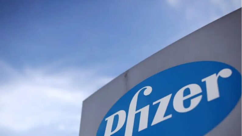 Le logo de la société pharmaceutique Pfizer est affiché au Discovery Park, à Sandwich, en Angleterre, le 17 août 2011. ( Dan Kitwood/WPA Pool/Getty Images)