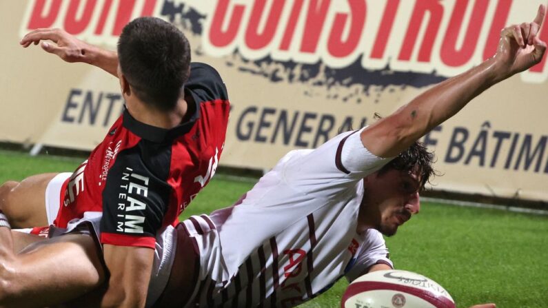 Pablo Uberti (à.d) de Bordeaux-Begles, marque un essai lors du match de rugby du Top14 français entre l'Union Bordeaux-Begles (UBB) et le Rugby Club Toulonnais (Toulon), le 3 septembre 2023. (Photo : ROMAIN PERROCHEAU/AFP via Getty Images)