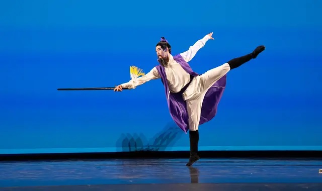 Stephen Tao interprète "Boire au clair de lune" lors du tour préliminaire du concours international de danse classique chinoise NTD à Purchase, dans l'État de New York, le 8 septembre 2023. (Larry Dye)