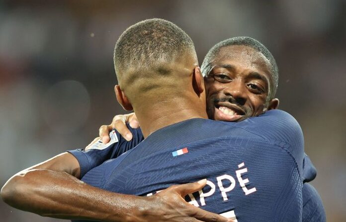 Kylian Mbappé et Ousmane Dembélé travaillent désormais au Paris Saint-Germain les affinités qu'ils avaient déjà en Bleu. (Photo : CHARLY TRIBALLEAU/AFP via Getty Images)