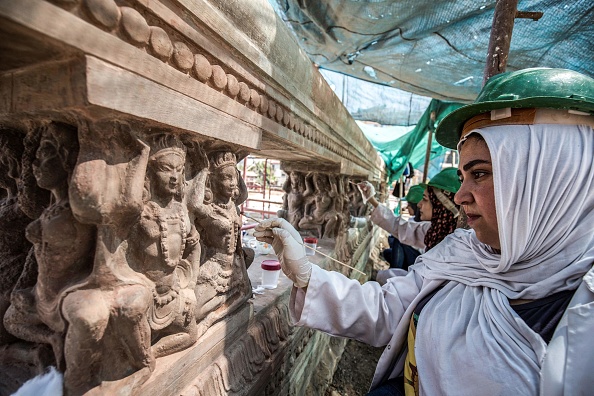 Des archéologues travaillent à la restauration de sculptures en relief dans le palais historique "Le Palais Hindou", au Caire en Égypte, le 18 août 2019. (Photo KHALED DESOUKI/AFP via Getty Images)