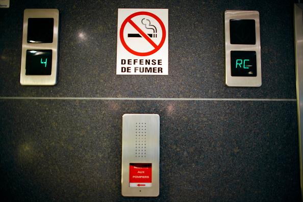  "On ne peut pas mettre un policier devant chaque ascenseur", renchérit le gestionnaire d'HLM à Aubervilliers. (Photo CHRISTOPHE SIMON/AFP via Getty Images)