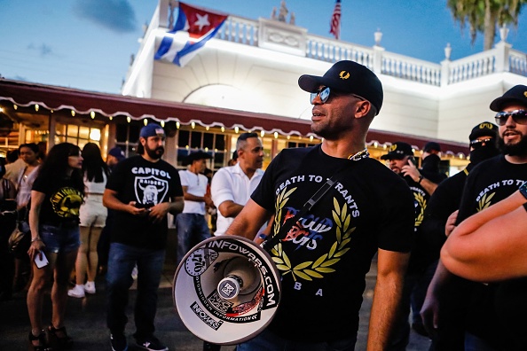 Enrique Tarrio, leader des Proud Boys, participe à une manifestation de soutien aux Cubains, à Miami, en Floride, le 16 juillet 2021. (Photo EVA MARIE UZCATEGUI/AFP via Getty Images)