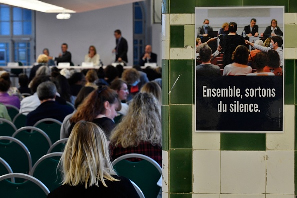 Des personnes participent à une réunion publique de la Ciivise au Palais de la Femme à Paris, le 21 septembre 2022. (Photo JULIEN DE ROSA/AFP via Getty Images)