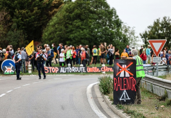 Un rassemblement contre le projet d'autoroute A69 entre Castres et Toulouse, à Soual, le 23 octobre 2022. (Photo CHARLY TRIBALLEAU/AFP via Getty Images)