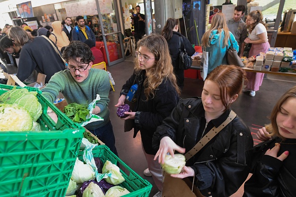 Des étudiants de l'université de Rennes font la queue à l'épicerie gratuite lors de l'une des trois distributions hebdomadaires sur le campus de l'université Rennes 2, le 13 mars 2023.   (JEAN-FRANCOIS MONIER/AFP via Getty Images)