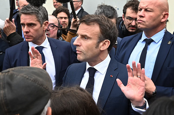 Le président Emmanuel Macron (C) lors d'une visite à Sélestat, le 19 avril 2023. (Photo FREDERICK FLORIN/AFP via Getty Images)