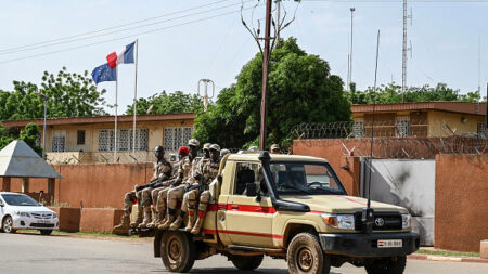 Niger: l’ambassadeur de France est «pris en otage», déclare Emmanuel Macron