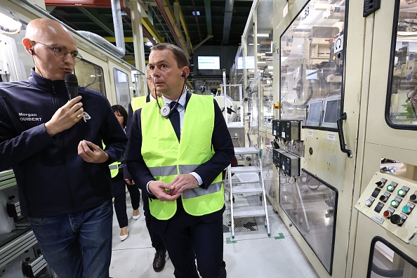 Le ministre du Travail Olivier Dussopt (au c.) visite l'usine de production Hartmann à Liepvre, le 1er septembre 2023. (Photo FREDERICK FLORIN/AFP via Getty Images)