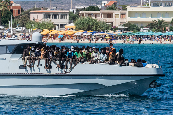 De nouveaux migrants arrivent sur un navire de la Guardia di Finanza, dans le port de l'île italienne de Lampedusa, le 15 septembre 2023. (Photo ALESSANDRO SERRANO/AFP via Getty Images)
