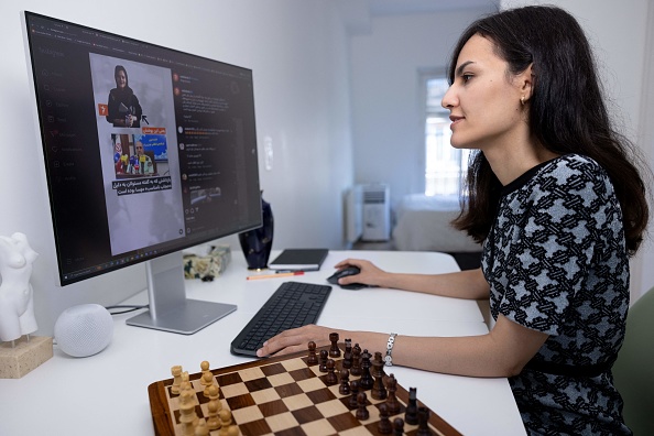 La joueuse d'échecs franco-iranienne Mitra Hejazipour regarde les informations iraniennes chez elle, à Paris, le 15 septembre 2023. (Photo JOEL SAGET/AFP via Getty Images)