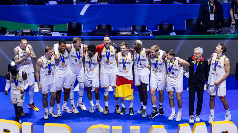 L'Allemagne célèbre sa victoire contre la Serbie lors de la finale de la Coupe du monde de basket-ball au Mall of Asia Arena le 10 septembre 2023 à Manille, Philippines. (Photo Ezra Acayan/Getty Images)